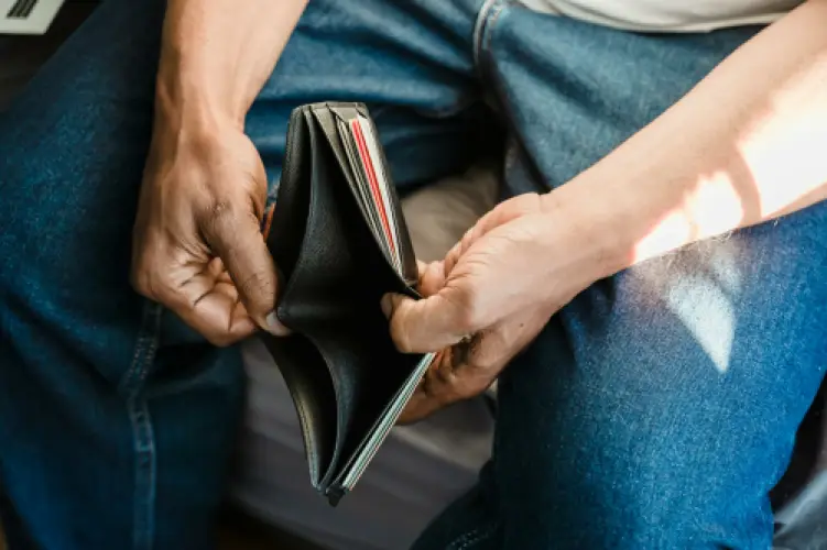 How to Avoid Currency Exchange Scams While Travelling
